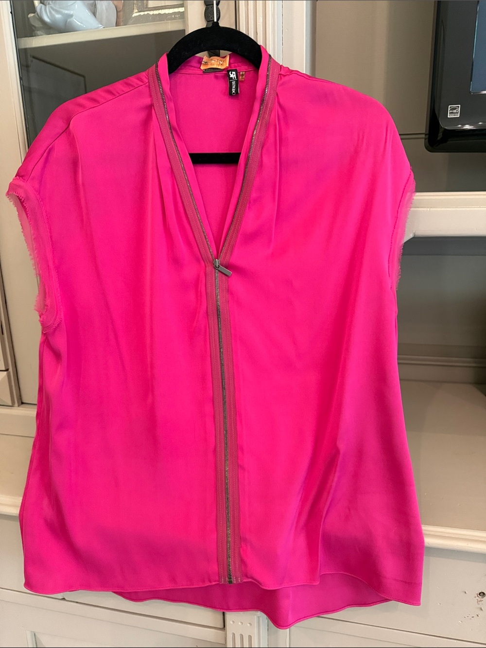 Elie Tahari Hot Pink SILK Zip-Front Sleeveless Blouse size small but is oversize